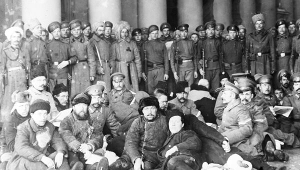 Арестованные переодетые полицейские под охраной революционных солдат. Петроград, 1917 год