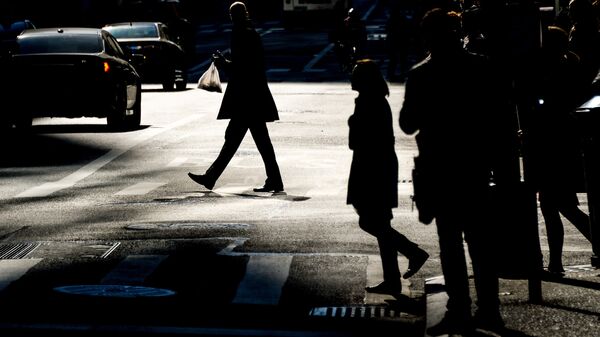 Люди на городской улице. Архивное фото