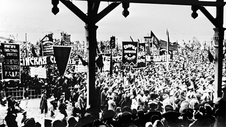 Митинг во Владивостоке в дни февральской революции. 1917 год Митинг во Владивостоке в дни февральской революции. 1917 год