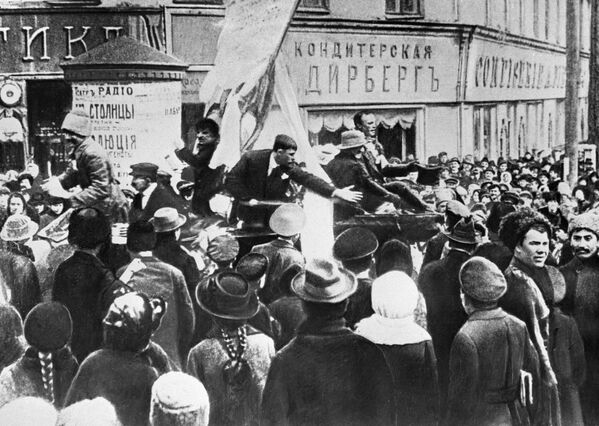 Митинг на площади в Харькове в дни февральской революции. 1917 год