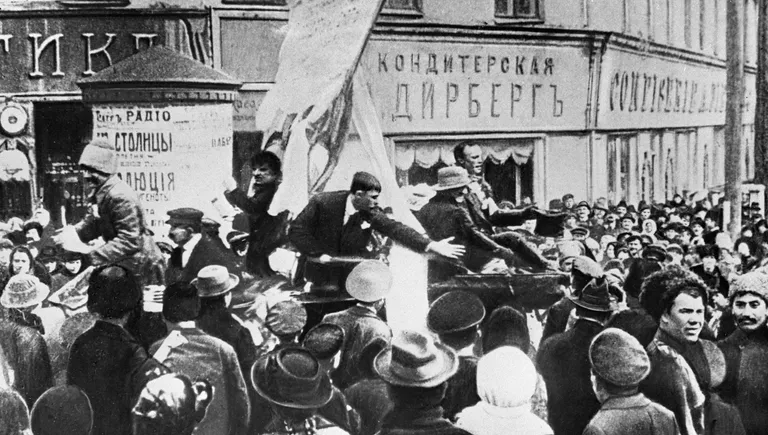 Митинг на площади в Харькове в дни февральской революции. 1917 год Митинг на площади в Харькове в дни февральской революции. 1917 год