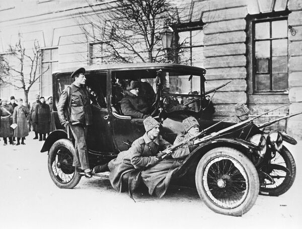 Революционеры на посыльном автомобиле Думы с вооруженной охраной в первые дни Февральской революции