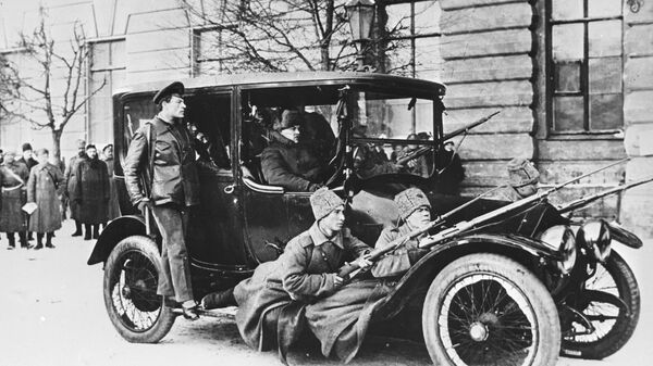 Революционеры на посыльном автомобиле Думы с вооруженной охраной в первые дни Февральской революции