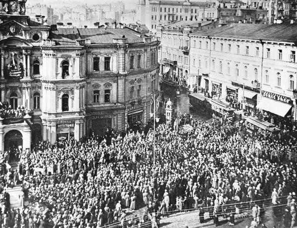 Манифестация на улицах Киева во время Февральской буржуазно-демократической революции в 1917 году