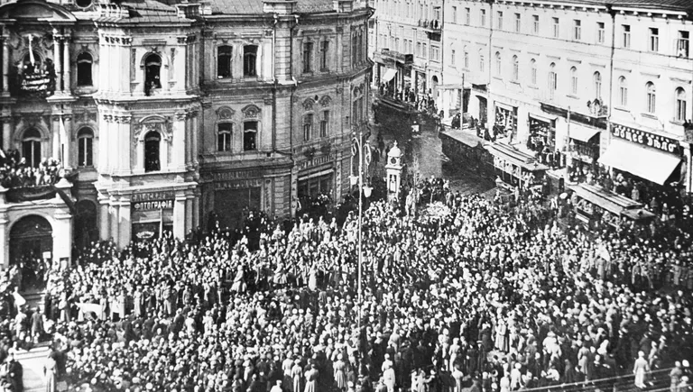 Манифестация на улицах Киева во время Февральской буржуазно-демократической революции в 1917 году Манифестация на улицах Киева во время Февральской буржуазно-демократической революции в 1917 году