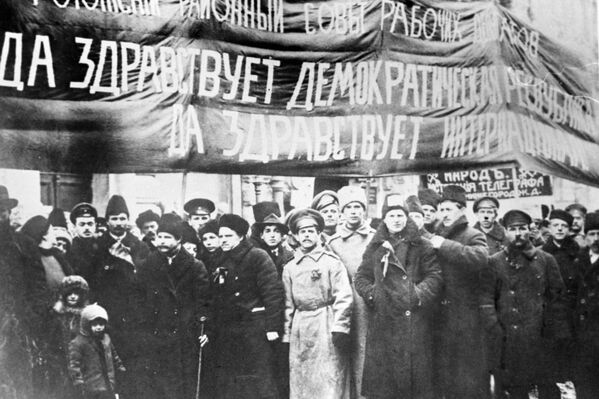 Члены Рогожского Совета рабочих депутатов на демонстрации. 1917 год