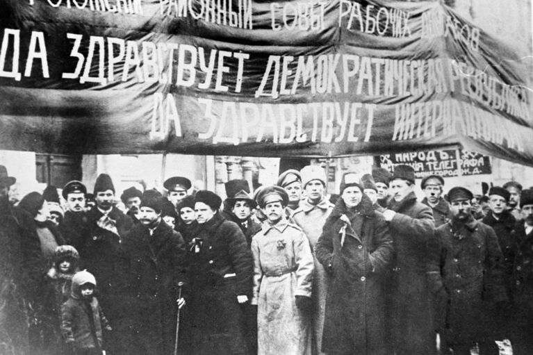 Члены Рогожского Совета рабочих депутатов на демонстрации. 1917 год