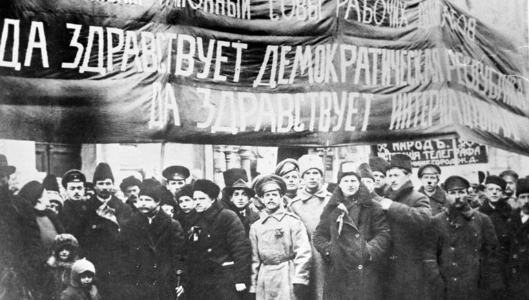 Члены Рогожского Совета рабочих депутатов на демонстрации. 1917 год