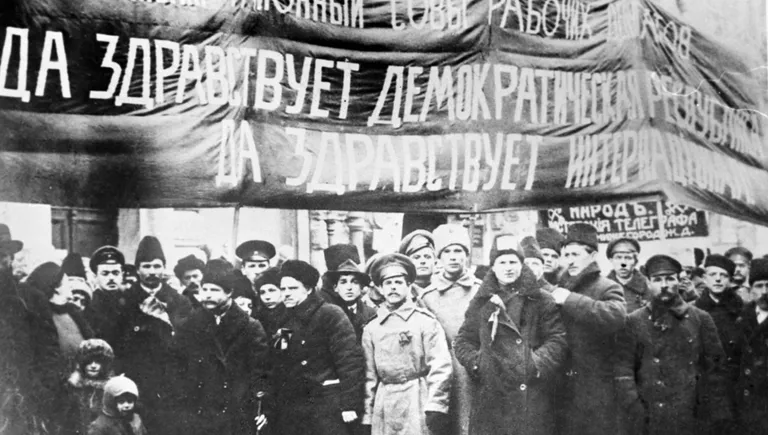 Члены Рогожского Совета рабочих депутатов на демонстрации. 1917 год Члены Рогожского Совета рабочих депутатов на демонстрации. 1917 год