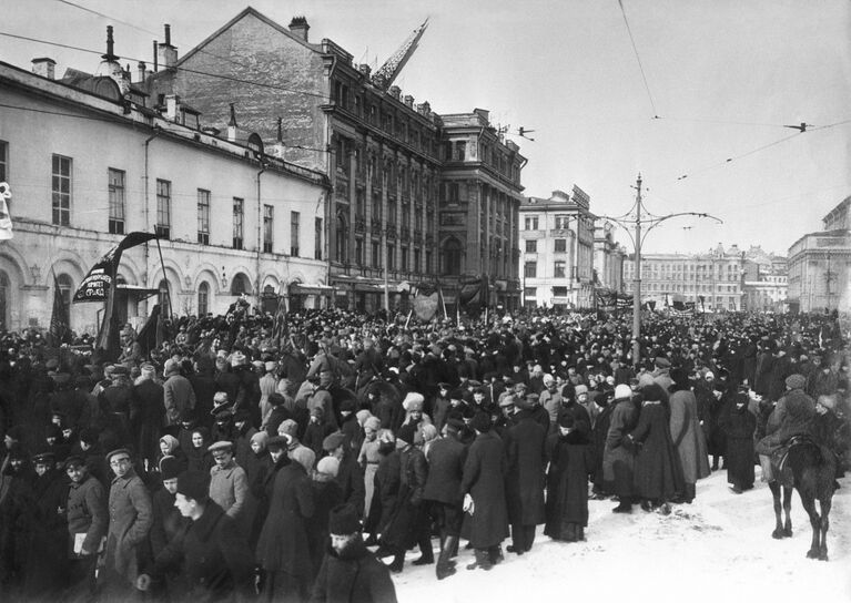 Демонстрация в Театральном проезде в Москве