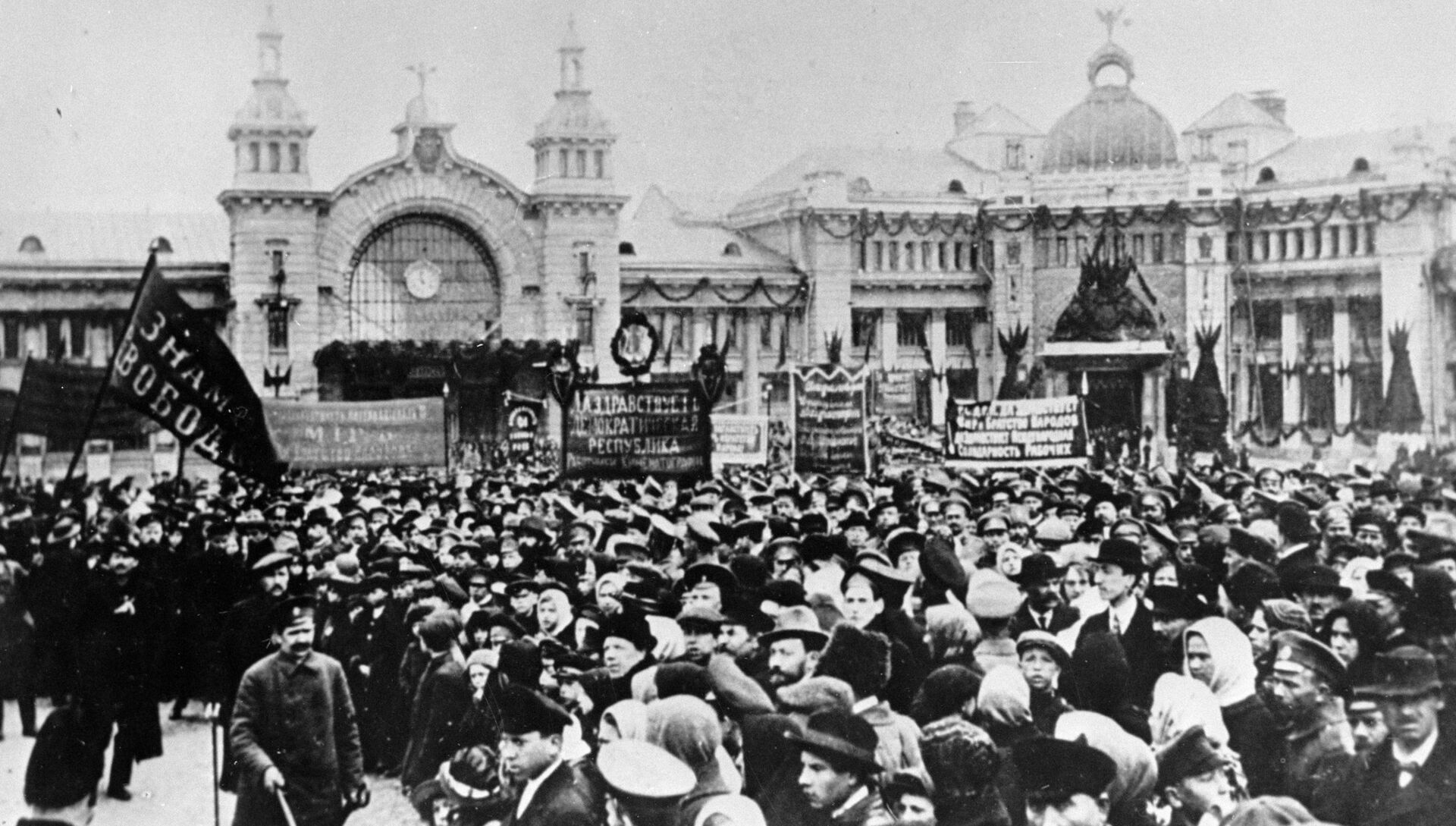 Демонстрация в дни Февральской революции 1917 года Демонстрация в дни Февральской революции 1917 года - РИА Новости, 1920, 06.03.2017