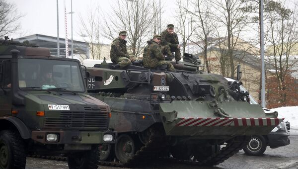 Солдаты Бундесвера сидят на танке в Графенвере, Германия
