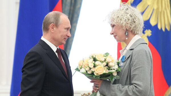 Президент России Владимир Путин и актриса Татьяна Васильева на церемонии вручения государственных наград в Кремле