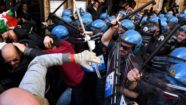 Столкновение полицейских с водителями такси и уличными продавцами во время демонстрации в Риме. 21 февраля 2017