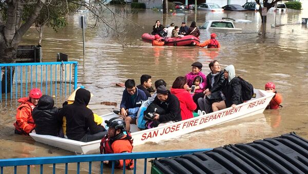 Эвакуация людей в Сан-Хосе, штат Калифорния. 21 февраля 2017