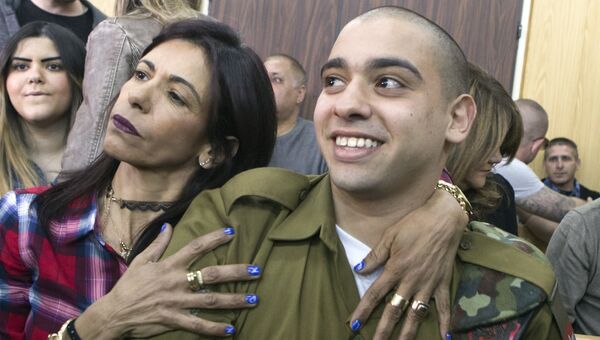 Сержант ЦАХАЛа Элиор Азария со своей матерью в военном суде Тель-Авива, Израиль. 21 февраля 2017
