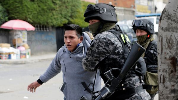 Задержание сотрудниками полиции производителя коки из региона Юнгас во время беспорядков в Ла-Пасе, Боливия