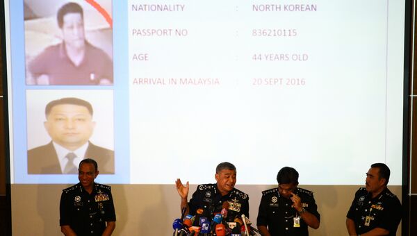 Глава малайзийской полиции Халид Абу Бакар демонстрирует фотографии сотрудника посольства КНДР, подозреваемого в причастности к убийству Ким Чен Нама, во время пресс-конференции в Куала-Лумпуре. 22 февраля 2017. Архивное фото
