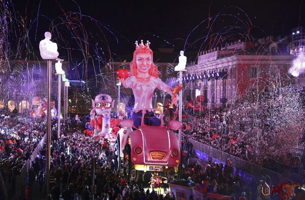 Шествие Королевы во время карнавала в Ницце, Франция