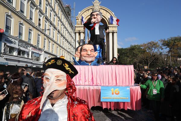 Фигуры кандидатов на пост президента Франции Франсуа Фийона и Бенуа Хамона во время карнавала в Ницце