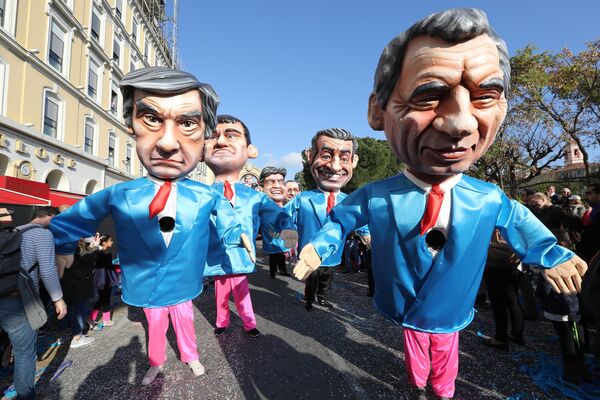 Артисты в костюмах, изображающих кандидатов на пост президента Франции Франсуа Фийона, Франсуа Байру, Мануэля Вальса, Николя Саркози во время карнавала в Ницце, Франция
