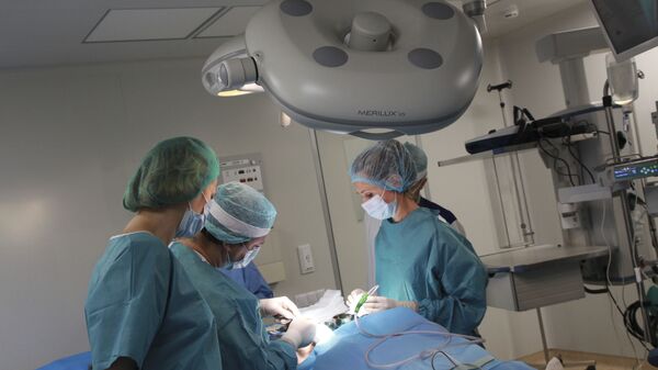Пластические хирурги на операции
