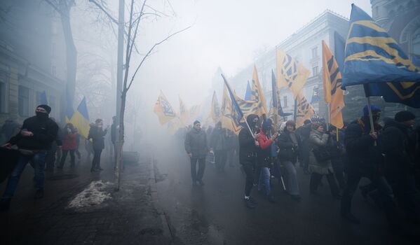 Представители националистических организаций во время шествия в центре Киева