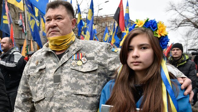 Представители националистических организаций во время митинга в центре Киева