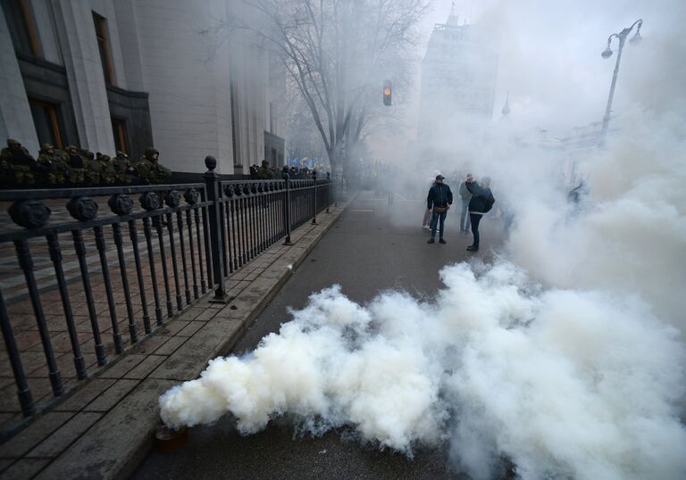 Представители националистических организаций во время митинга в центре Киева