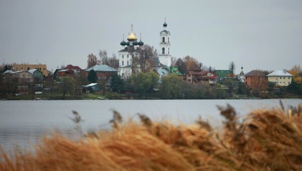 Вид на Крестовоздвиженскую церковь и село Свердлово. Архивное фото