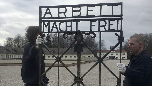 Украденные ворота с кованой надписью Труд освобождает (Arbeit macht frei) доставлены в мемориальный комплекс Дахау. 22 февраля 2017