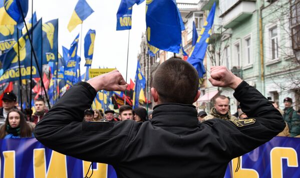 Представители националистических организаций во время марша в центре Киева