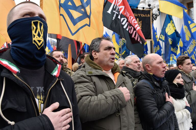 Представители националистических организаций во время митинга в центре Киева