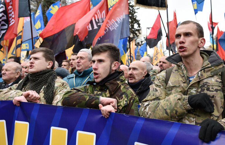 Представители националистических организаций во время митинга в центре Киева