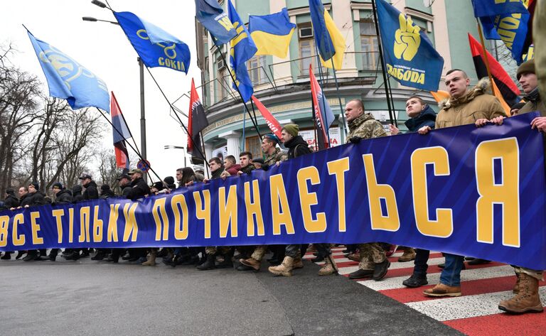 Представители националистических организаций во время марша в центре Киева