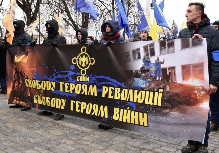 Представители националистических организаций во время марша в центре Киева