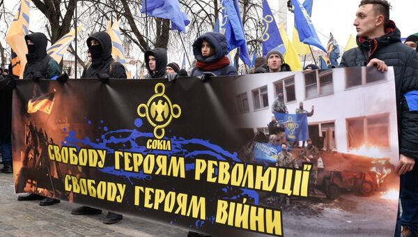 Представители националистических организаций во время марша в центре Киева