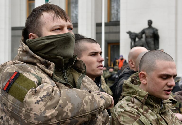 Представители националистических организаций во время митинга в центре Киева