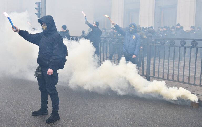 Представители националистических организаций во время митинга в центре Киева