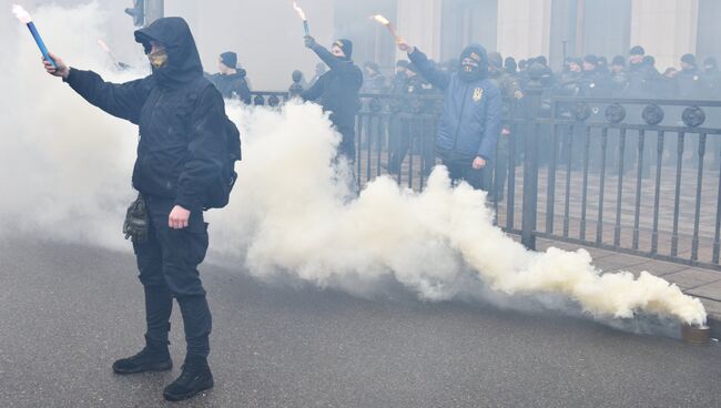 Представители националистических организаций во время митинга в центре Киева