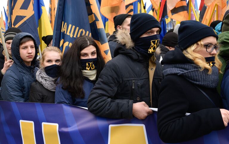 Представители националистических организаций во время митинга в центре Киева