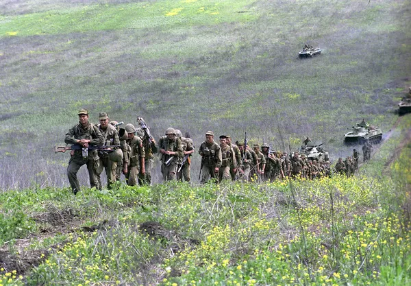 Στρατιώτες της ομάδας ομοσπονδιακών στρατευμάτων του ρωσικού υπουργείου Άμυνας αποστέλλονται στην επιχείρηση.  Περιοχή Bamut.