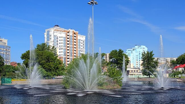 Комсомольский пруд с фонтанами в Липецке