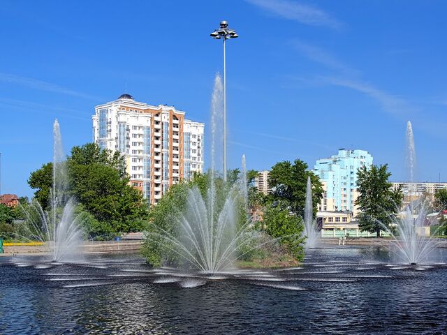 Комсомольский пруд с фонтанами в Липецке