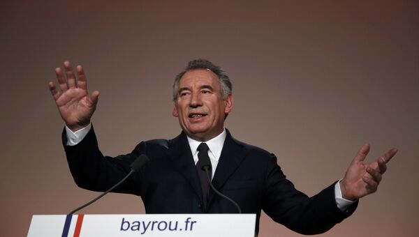 Франсуа Байру во время пресс-конференции в Париже