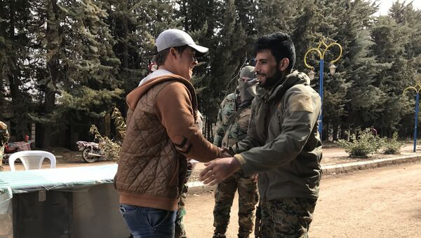 Боец сирийской армии жмет руку боевику из вооруженной оппозиции. Архивное фото