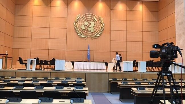 Зал генассамблеи в женевском офисе ООН готовят к приветствию де Мистуры на межсирийских переговорах