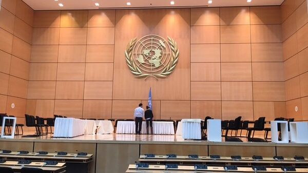 Зал генассамблеи в женевском офисе ООН готовят к приветствию де Мистуры на межсирийских переговорах