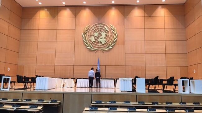 Зал генассамблеи в женевском офисе ООН готовят к приветствию де Мистуры на межсирийских переговорах. Архивное фото