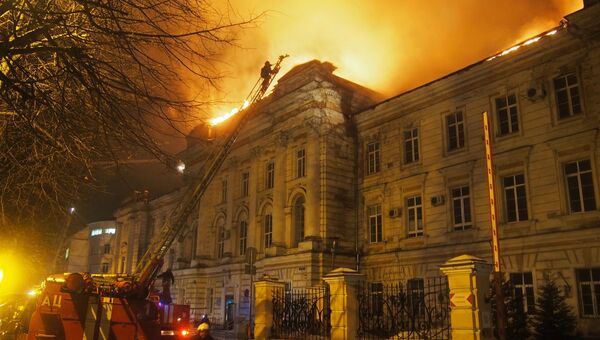 Сотрудники пожарной службы МЧС России во время ликвидации пожара в Детской областной клинической больнице в Твери